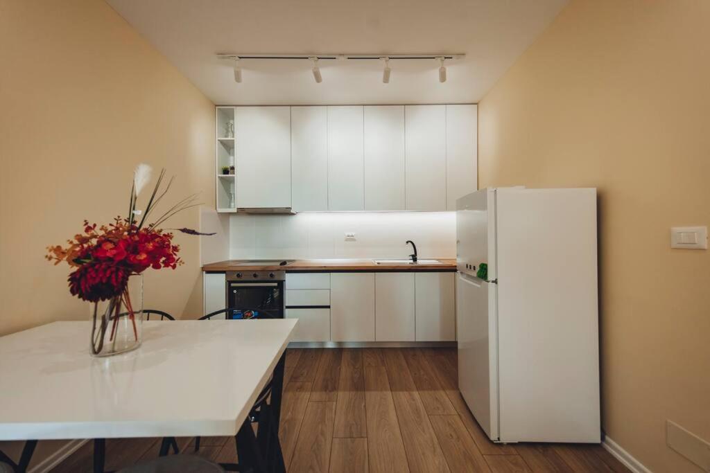 Luxury Apartment At Myslym Shyri Tirana Exterior photo