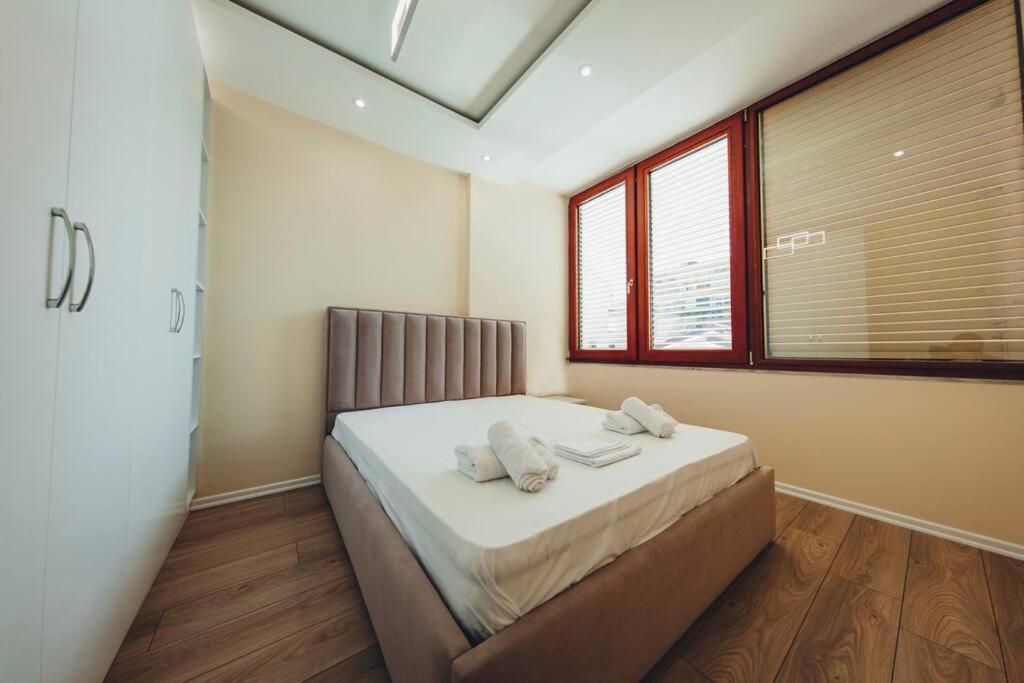 Luxury Apartment At Myslym Shyri Tirana Exterior photo