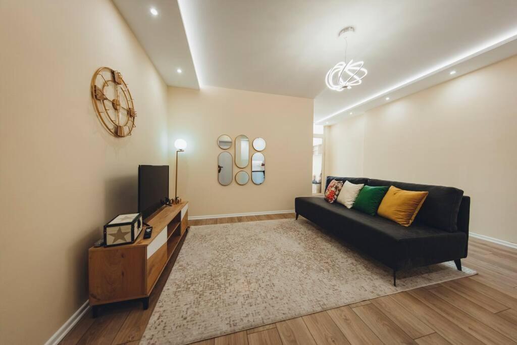 Luxury Apartment At Myslym Shyri Tirana Exterior photo